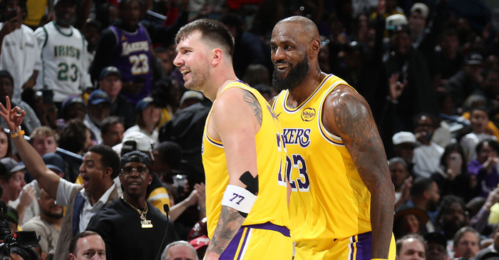 詹姆斯:卢卡不需要为我改变比赛方式 我们会围绕他调整|湖人|新奥尔良鹈鹕队|洛杉矶湖人队|卢卡-东契奇|卢卡·东契奇_新浪体育_新浪新闻